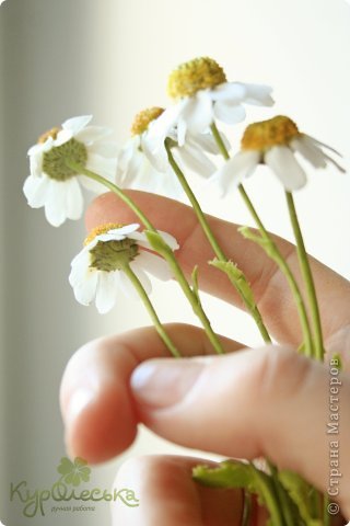 Чикала всю сердцевинку ножничками и сразу приклеивала лепесточки, пока сердцевинка не подсохла. Лепесточки были уже готовы и высушены. Острый кончик лепестка макала в клей и втыкала покругу. (фото 3)