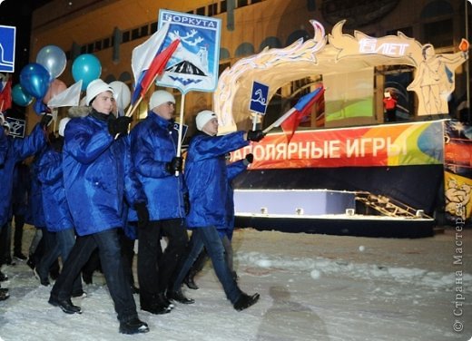 Церемония открытия Спартакиады проходит под открытым небом у спорткомплекса "Олимп"... Открывают праздник колонны спортсменов, которые несут разноцветные флаги, эмблемы видов спорта и таблички с названиями городов, откуда съехались участники Спартакиады народов Севера. В нынешнем году (точнее уже в прошлом))) в списке гостей 35 городов. Однако из них собственно северных только 15, между ними и развернётся основная борьба за главные награды Спартакиады. Число участников соревнований – тех, кто будет выступать и в зачёт, и вне зачёта – 1600 человек... (фото 11)