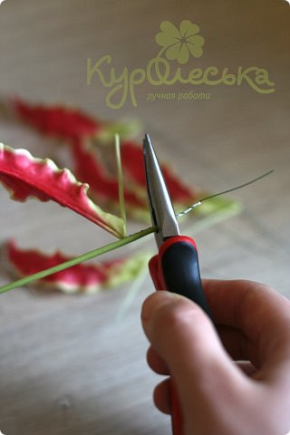 Лишний конец откусываем  или отрезаем ножницами. Суть в том что конец стебля и ножки лепестков станут в последствии пестиком. Поэтому отрезаем на длину будущего пестика. Если непонятно, смотрите далее фото, там понятнее.  (фото 42)