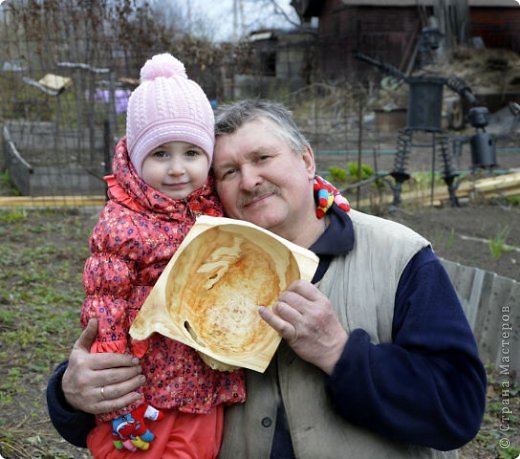 Позируем,с внучкой Аришей(на заднем плане-железные челдобреки-проснулись от затяжной зимы...) (фото 21)