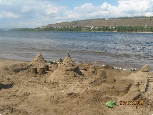 Как все песочные замки он через пару дней был смыт речной волной... (фото 2)