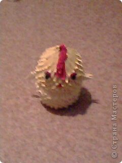 Страна Мастеров в моей жизни появилась 2 года назад.Сразу после зайчика и лебедя вот этот цыпленок стал первой поделкой, которую дети нашего объединения сделали без схемы, только по фотографии. (фото 1)