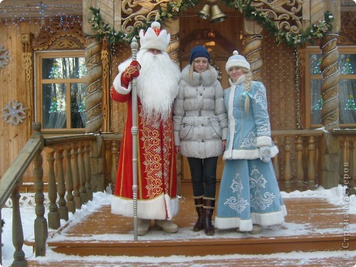 А вот с главными новогодними персонажами одна из наших старшеклассниц (фото 8)