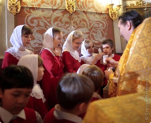 Приятно получить подарки,после ночного Богослужения от Отца Игоря,настоятеля Краснодарского Собора Святой Екатерины.Эту работу мы выполнили с Полинкой(крайняя слева) для воскрестной школы.Слова песни народные. (фото 4)