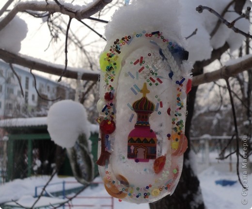  Свой Снежный городок в детсаду мы решили украсить поделками изо льда.  Вот такие чудесные ледяные украшения радуют глаз на ветках деревьев. Очень яркие и интересные.  (фото 1)