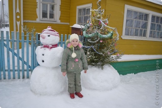 В новогодние каникулы мы слепили снеговика в деревне, эта фотография стала подсказкой для нашей работы. (фото 2)