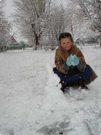 А вот Вероника решила слепить снежного зайчика.  (фото 6)