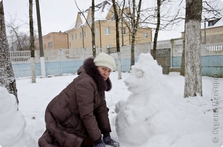 Мы таскали снег, лепили... , а люди ходили и смотрели на нас... (фото 3)