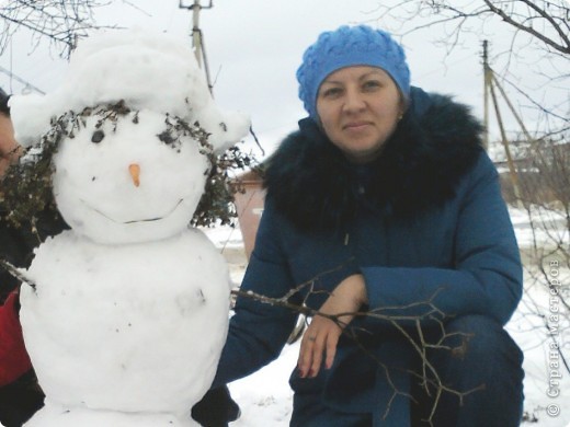 А вот такие мы подружки!
К сожалению, в процессе работы не успели сфотографировать . Наверно слишком боялись замерзнуть. Поэтому фотосессия началась уже с готовым снеговиком. (фото 3)