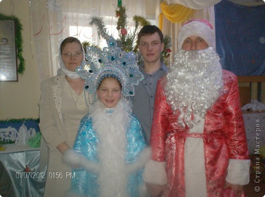 А тут почти вся семья в сборе. Мама-Анна Николаевна, ведёт занятия в воскресной школе для детей. А год назад такую композицию, только большего размера для церкви вырезала я. (фото 6)