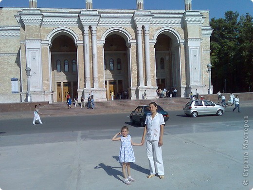 Я так люблю балет, самый любимый - балет на музыку Петра Ильича Чайковского "Щелкунчик." В Ташкенте очень часто ходила на балет, у нас прекрасный Государственный Большой театр оперы и балета имени Алишера Навои. На фотографии - я с мамой на площади около нашего ГАБТа.
 В России ещё ни разу не побывала на балете, но очень хочу. (фото 9)