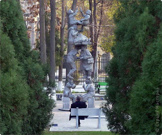В этом году 29 апреля есть ещё праздник - Всемирный день породнённых городов, отмечается в последнее воскресенье апреля. 
Первыми породнёнными городами, городами-побратимами стали Сталинград (теперь Волгоград) и английский Ковентри.
Всемирная федерация породненных городов (ВФПГ) — международная неправительственная организация, цель которой — укрепление дружественных связей между городами различных государств. Объединяет свыше 3 500 городов более чем 160 стран.
Мой родной Ташкент - город побратим американского города Сиэтла. В Ташкенте есть Парк мира "Сиэтл". 
На фотографии скульптура, изображающая несколько поколений людей, - подарок Ташкенту от жителей Сиэтла. В Сиэтле тоже есть парк "Ташкент". Интересно, что по английски пишется Sister cities, то есть Сёстры города.
Информацию об этом дне нашла в Википедии. (фото 10)