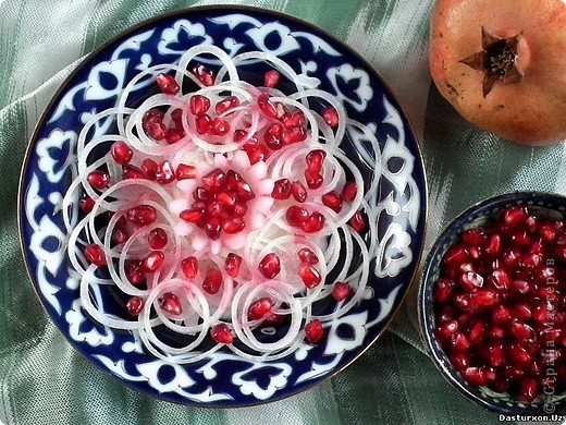 Гранат очень вкусный и полезный!
Вот пример одного салата с зёрнами граната Анорли пиёз (по узбекски: анор -  гранат, пиёз - лук). 
Простой и в тоже время хорошо сочетающийся с жирными блюдами, пловами и шашлыками салат можно приготовить из лука и кислого граната.
Для этого лук очистить и нашинковать тонкими кольцами. Пару раз промыть горячей водой, откинуть в дуршлаг. Отделить зерна кислого граната. Смешать часть зерен с луком, посолить слегка. Уложить в салатницу, полить отжатым соком оставшихся зерен граната.
Оформить по вашей фантазии. 
 (фото 10)