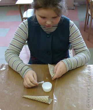 Для "сахарной трубочки" Лера скрутила конусом упаковочный картон. (фото 2)