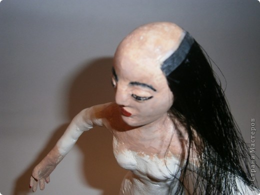 края ленты приклеивала на двухсторонний скоч, а потом с затылка вверх приклеивала на клей (фото 7)