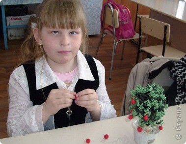 Яблоки мы сделали из шерсти красного цвета. Потому что крупных красных бусин мы не нашли. (фото 2)