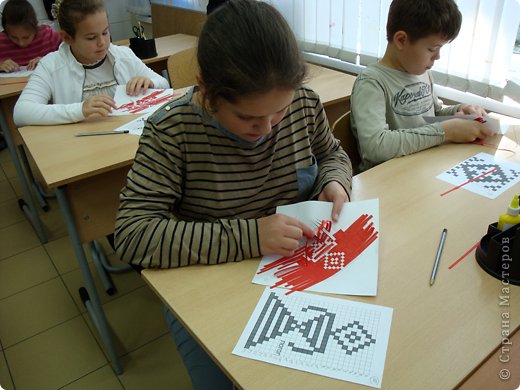 Потом начали плести. Это Полина, Богдан и Василиса. На последней парте - Рената. Все из 4А класса. (фото 3)