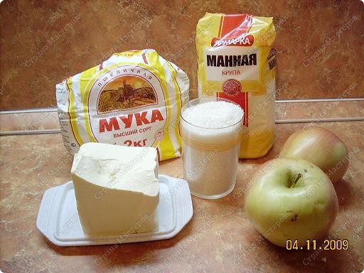 Продукты: по 1 стакану муки, манки и сахара, 3-4 яблока, 100 г маргарина (фото 2)