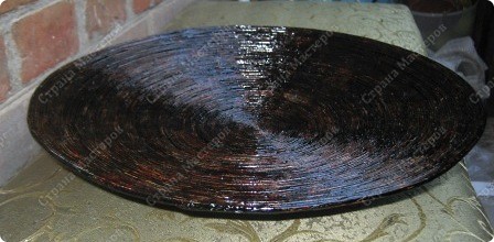 Тарелка сделана по спирали из рекламных трубочек ( клей ПВА), как у Ирины Кочан. В готовом виде она покрыта битумным лаком в один слой. Красивая, конечно и так, но... (фото 2)