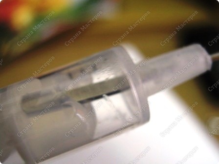 для приспособления я использовала иглу (для швейной машинки), шприц и горячий клей. Из шприца вытаскиваем поршень совсем. В конюлю вставляем иголку на такую глубину, чтобы было удобно работать. Потом быстро вдавливаем горячий клей в шприц через широкое отверстие, т. е. в корпус. Вставляем поршень обратно и проталкиваем клей. На фото моя первая приспособа, во втором шиле я влила клея много. так, что игла вся залита клеем. Клея можно влить больше, тогда поршень его продавит и в конюлю. После застывания клея игла держится очень прочно. Все! Можно работать! (фото 4)