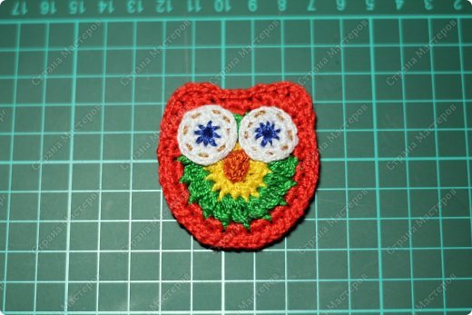 Теперь вяжем глазки:
берем белую нитку, и вяжем как 1-й и 2-й ряд.
Затем вышиваем зрачок и пришиваем глазки контрастной ниткой.
Носик: набираем 4 в.п., во вторую от края вяжем 3 ст. б/н, поворачиваем и в серединку вяжем 1 ст. б/н. Всё. Носик тоже пришиваем. (фото 8)