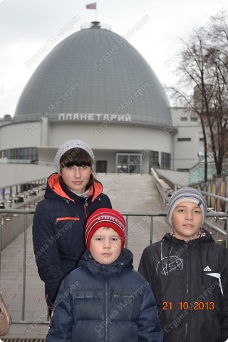 А одно из моих самых незабываемых впечатлений о Москве - это ПЛАНЕТАРИЙ!!Мы сходили на сеанс, ЗВЕЗДНОГО НЕБА! Это завораживающее представление, которое без всяких очков - создавало для нас 3D эффект! А также в самом планетарии находится лунарий! В котором я изучил падение метеорита, что в гравитации скорость предметов одинакова и много много нового! (фото 23)