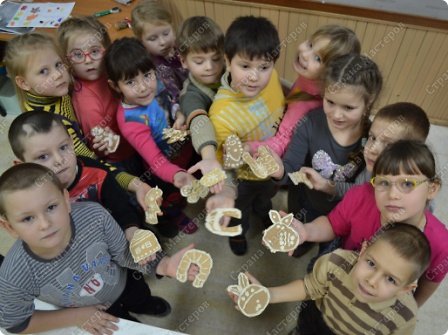 Делали пряники дети разного возраста 5-8 лет. Все были довольны, заинтересованы. Ребята знали, что мы делаем одну большую и очень вкусную ёлку! (фото 8)