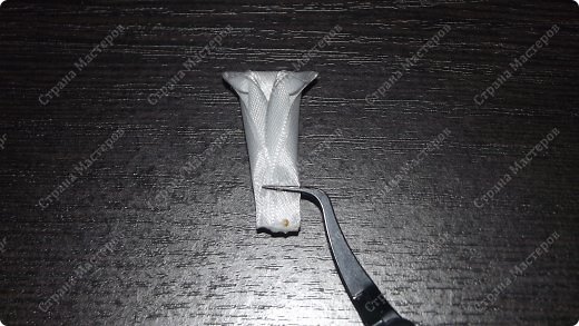 А теперь как бы "обнимаем" сложенные внутренние боковины внешними, также запаиваем зажигалкой и, вуаля, вот такой лепесток у нас получился))). Принцип сборки цветка с таким лепестком классический. (фото 6)