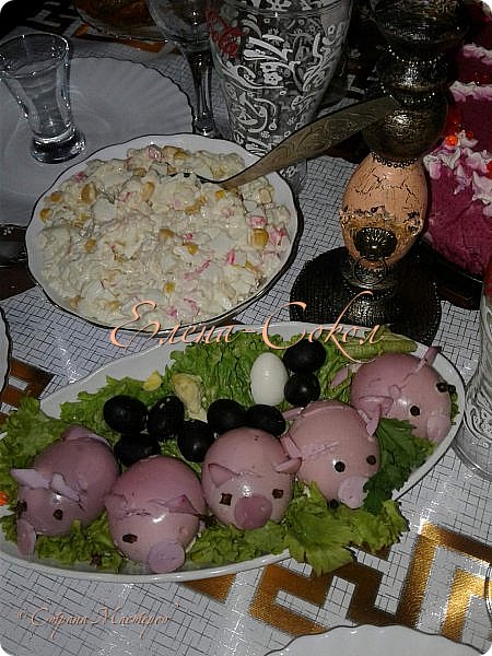 Всем привет!Спешу поделится с вами Своими вкусняшками ,которые я делала Новогодний стол ...На данном фото символы года хрюшки...Это яйца куриные крашенные в свекле и фаршированные грибами и желтком с майонезом..На заднем плане салат из крабовых палочек.. (фото 1)