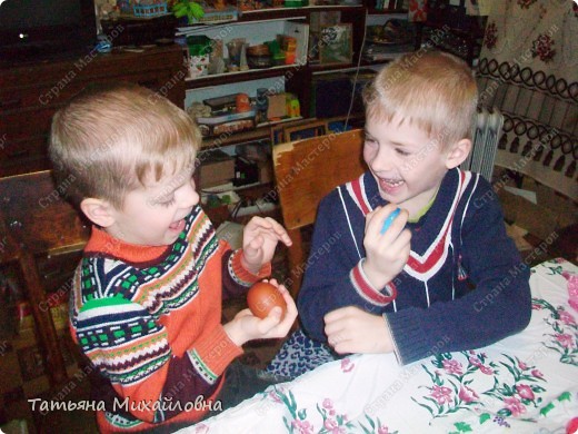 Пасха! Христос Воскресе! С этими словами встречаем гостей и знакомых. С этими словами начинаются и заканчиваются наши занятия. 

Это занятие целиком посвящено данному Великому Событию. Готовилась я, готовились дети.
 (фото 1)