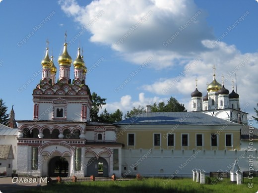 Иосифо-Волоколамский(если я правильно запомнила...) мужской монастырь. 
По дороге на дачу встречаем множество церквушек, монастырей, храмов....  (фото 6)