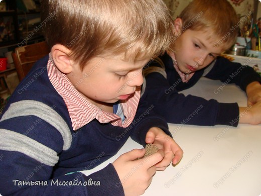 - Интересно, чей это домик?
Рассматривают очень внимательно.
(фото 6)