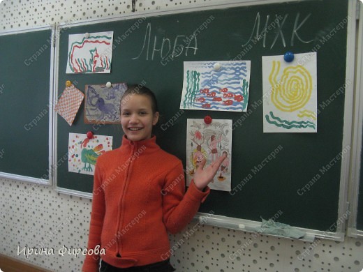 А это выставка работ Любы Харламовой - вы видите и макаронную технику, и отпечатки ("ладошковую"), и коврик - циновку в миниатюре... (фото 8)