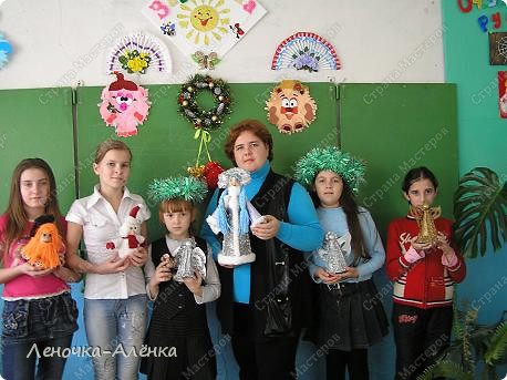 Познакомтесь!В правом уголке у нас спряталась девочка Хава с ангелочком.Она очень стеснительная, поэтому всегда старается не очень попадаться на глаза...Но мы все таки её "поймали"... (фото 1)