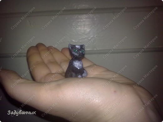 Размер котика, который тоже не планировался, но слепить его подсказала доченька, потому что пустое место было в композиции)) (фото 9)