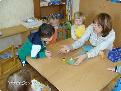 Сначала мы рассматривали птичек, определяли, что у них есть. И пришли к выводу, что у любой птички есть тельце, голова, крылья, хвост, клюв, глаза, лапки, пёрышки. (фото 2)