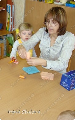 Теперь добавляем оперение (салфетка другого цвета). София очень внимательно следила за процессом оперения. (фото 4)