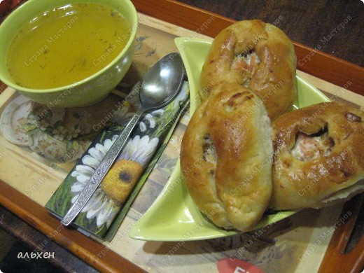 вкусняшечка с горбушей...
Дрожжевое тесто: см. " Татарские треугольники"
Начинка : Горбуша... отделить от костей...порезать пластинами......
притомить 4 головки не мелко нарезанного лука на 0,5 сл.масла...... остудить .... добавить 100-150гр. тёртого сыра..... Всё смешать.....
слепить пирожки, только открытые.... Выпекать на среднем огне......
Из головы, хвостов и костей сварить бульон.....
 (фото 5)