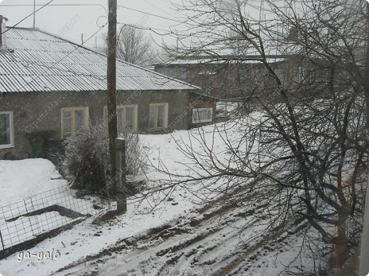 Я очень хотела, чтобы вы улыбнулись в конце длинной рабочей недели, глядя на экран монитора, тем более, что за окном открывается вот такая безрадостная картина...
А ночью у нас был ливень и ГРОЗА!!! Погода так же загадочна, как яйцо, за скорлупой которого может скрываться кто угодно))))) (фото 19)
