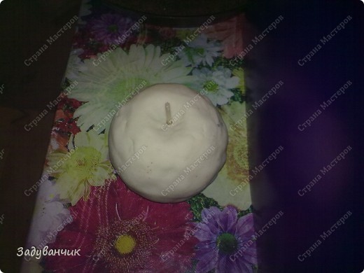 приминаем тесто, с помощью небольшого кусочка шпажки формируем "черенок" яблока (фото 6)
