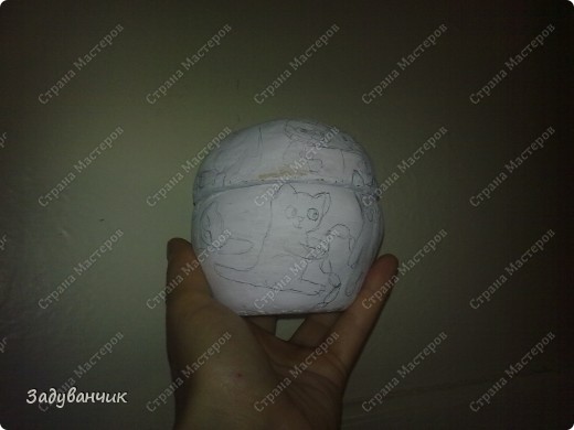 грунтуем шкатулку (белая акриловая краска), даем высохнуть. Наносим карандашом рисунок, затем обводим контуры тонкой кистью с черной краской, я использовала акриловые краски (фото 11)