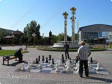 Шахматная доска, прямо  на главной площади столицы.Не  желаете сыграть в партейку? (фото 7)