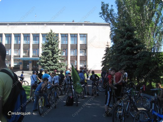 Собираемся на главной площади города, перед "Белым домом". Принимать участие в акции могли все желающие -от мала до велика. Главное - приехать на велосипеде. Акция эта проводится в городе в первый раз, и очень бы хотелось сказать, что велосипедист -полноправный участник движения, и таких много! (фото 2)