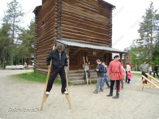 А на главной площади, около часовенки,  любители ходьбы на ходулях могли показать свое мастерство, не умеющим можно было и поучиться. (фото 3)