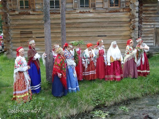 Участницы фольклорного ансамбля проводили обряды с венками из березы у воды.  Обрядов с венками было много, один из самых известных: это когда бросали венки в воду, разгадывая судьбу по их движению. (фото 16)