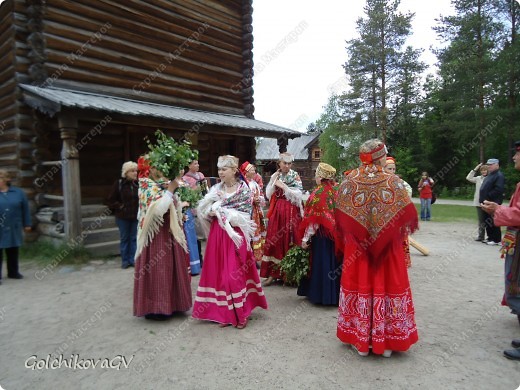 Цвет праздника Троицы- изумрудно-зеленый. Дома и храмы украшали зеленью, ветками березы. И это не случайно: береза считается благословенной на Руси. В руках у артистов тоже были "букеты" из веточек березы. (фото 17)