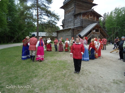 Праздник продолжался: звучали русские народные песни, водились хороводы, исполнялись пляски.
Думаю, каждый гость праздника нашел здесь что-то свое : может быть красивый перезвон колоколов, скромную, тихую северную природу или удалое веселье крестьянского праздника. (фото 18)