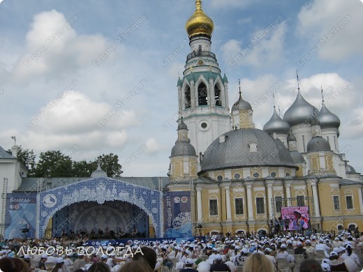 Сегодня, 24 июня на Кремлевской площади состоялось грандиозное событие! 570 кружевниц из России и еще 8 стран приняли участие в сеансе одновременного кружевоплетения.
Событие занесено в Книгу Рекордов России (фото 1)