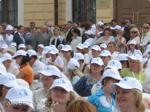 А приглядитесь повнимательнее... Кто это там, стоит любуется? Правильно - Валентин Юдашкин, а еще? Узнали? Светлана Владимировна Медведева (кто такая сами знаете) и конечно наш Губернатор - Вячеслав Евгеньевич Позгалёв (фото 14)