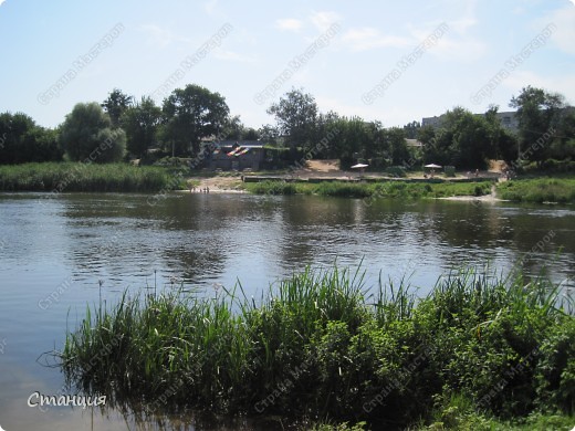 Вот отсюда мы стартовали. Напротив - городской пляж, справа - первый мост, железобетонный, а сзади - моя любимая работа :) Поклажи минимум- провиант и пара полотенец, вот и все! (фото 2)